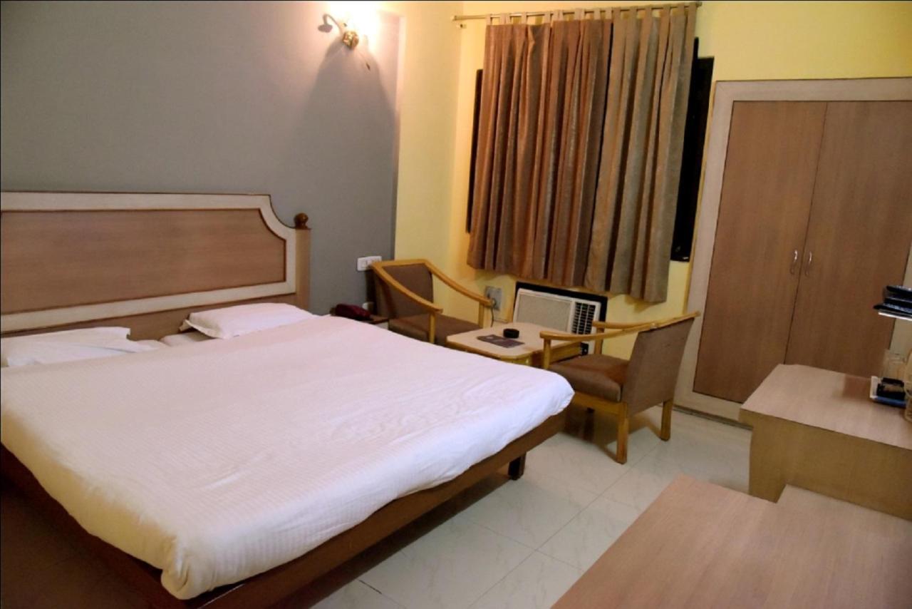 Hotel Krishna Palace, Ayodhya ภายนอก รูปภาพ